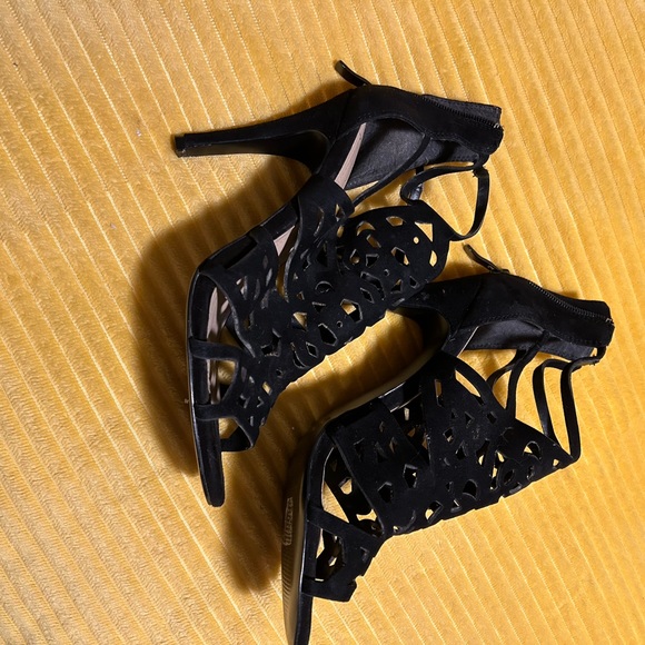 Black detailed heels - Picture 3 of 4